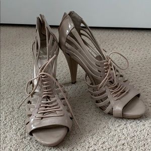 nude FERGALICIOUS pumps